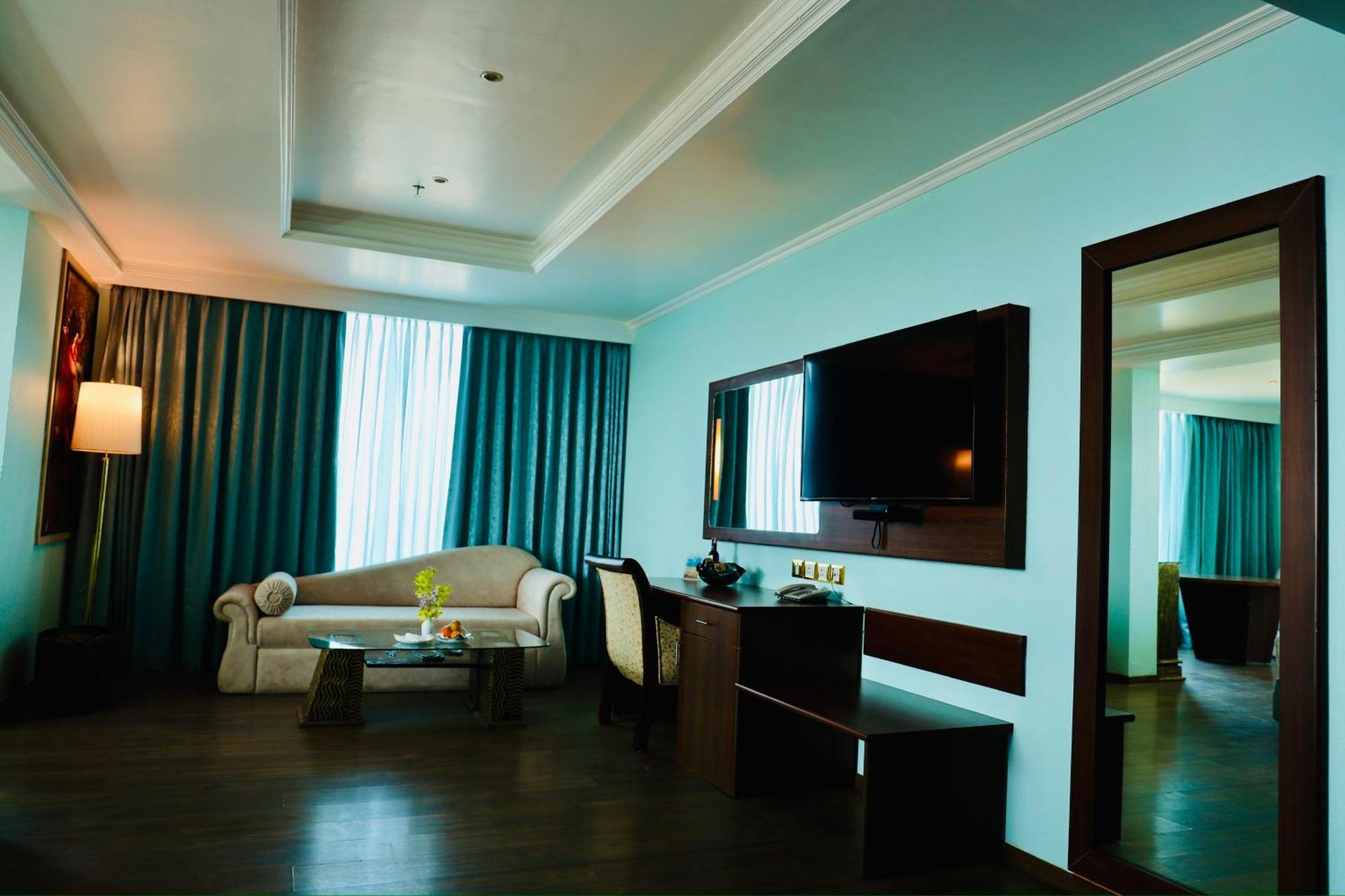 The Quilon Beach Hotel And Convention Center Kollam Buitenkant foto